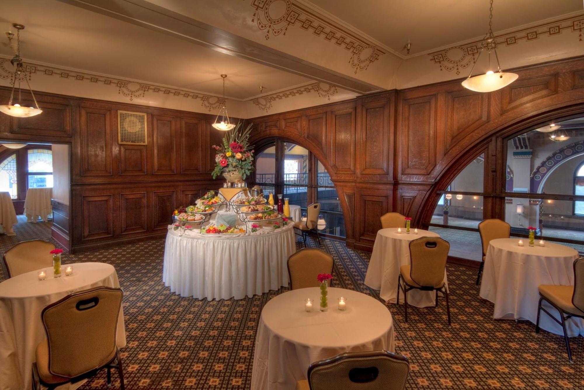 Отель Crowne Plaza Indianapolis-Dwtn-Union Stn By Ihg Экстерьер фото
